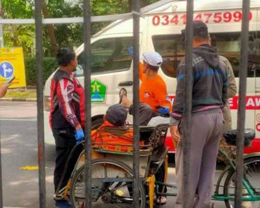 Tukang Becak Tewas Saat Kayuh Turis di Depan Balai Kota Malang, Diduga Serangan Jantung