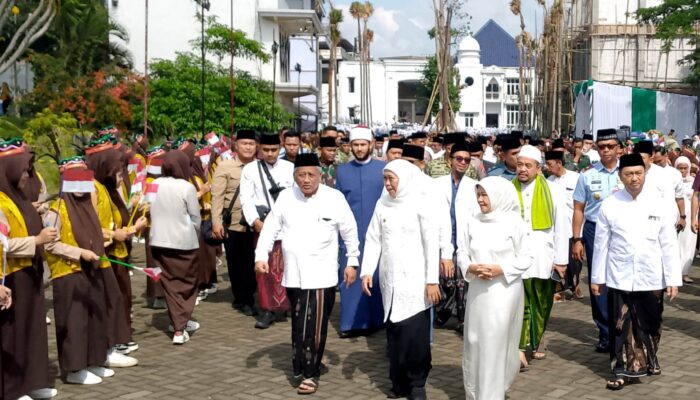 Gubernur Khofifah Tegaskan Peran Strategis Santri dan Pesantren dalam Mendorong Kemajuan Bangsa dan Dunia di HSN 2025