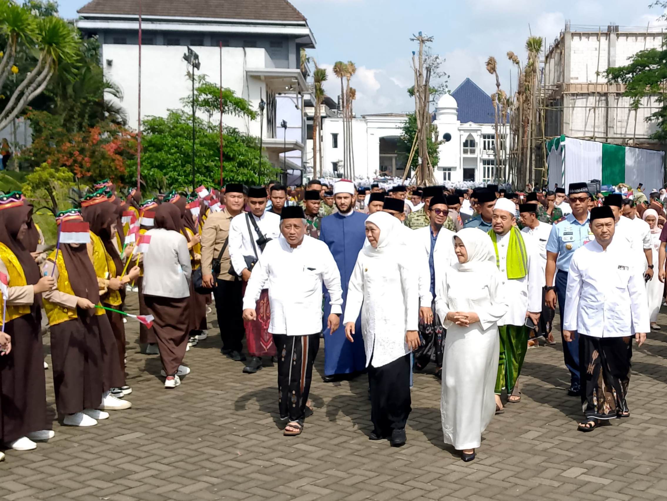 Gubernur Khofifah Tegaskan Peran Strategis Santri dan Pesantren dalam Mendorong Kemajuan Bangsa dan Dunia di HSN 2025