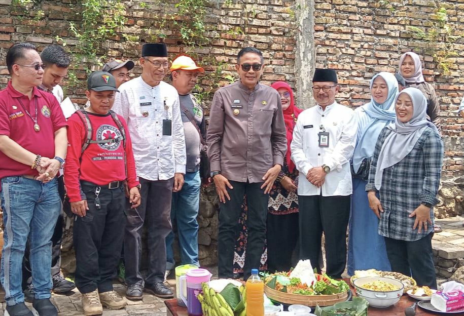 Suasana penuh haru dan kebersamaan terasa di tepi Sungai Bangau. Wali Kota Malang Dr. Ir. Wahyu Hidayat, MM, memimpin prosesi selamatan dan pemotongan tumpeng Jembatan Gantung Perintis, yang menghubungkan Kelurahan Polehan, Kecamatan Blimbing, dengan Kelurahan Kedungkandang, Kamis (23/10/2025).
