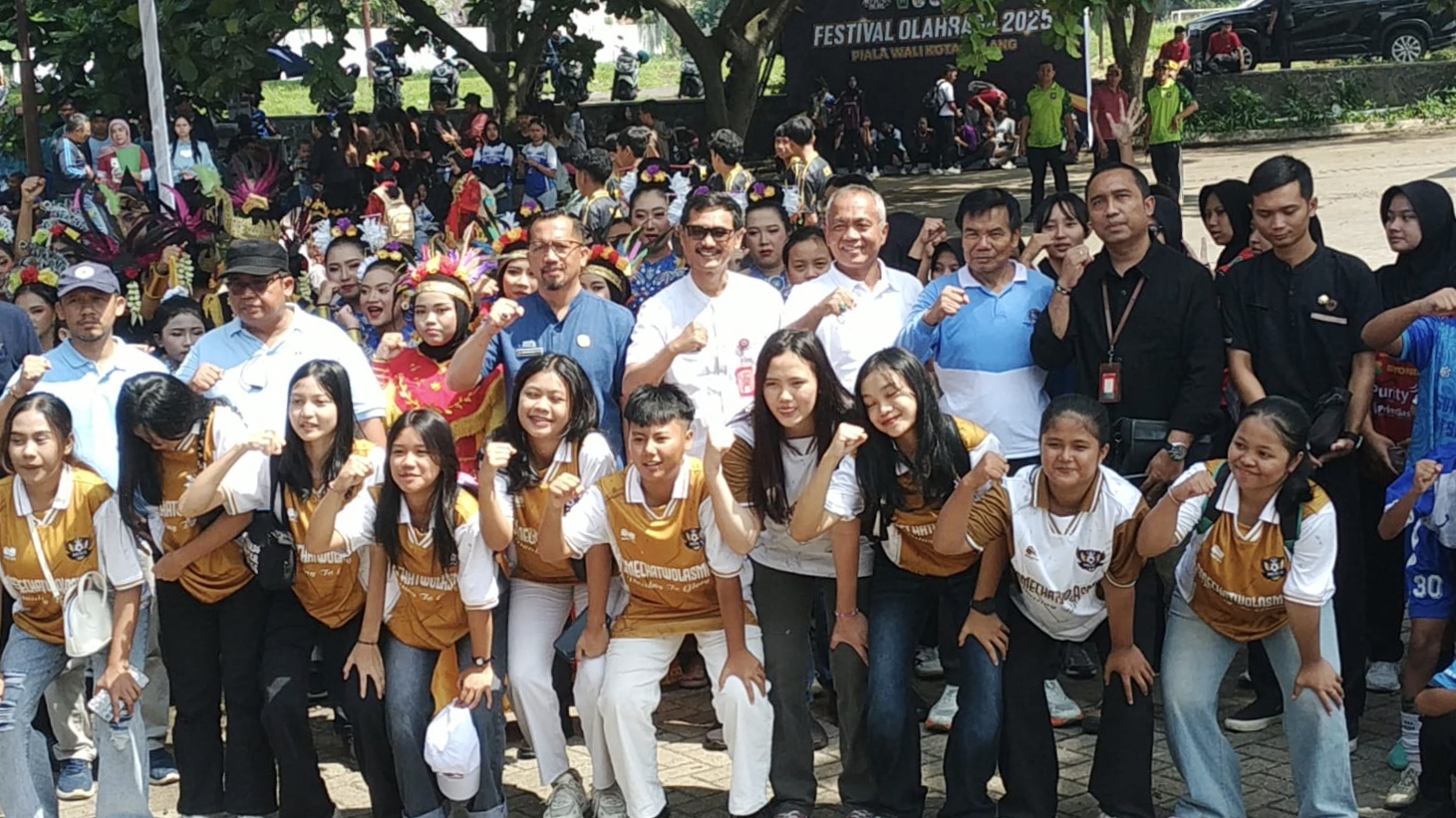 GOR Ken Arok, berubah jadi lautan semangat dan sorak sorai. Ribuan pelajar dari berbagai sekolah se-Malang Raya tumplek blek mengikuti Festival Olahraga 2025 Piala Wali Kota Malang, yang digelar Pemerintah Kota Malang melalui Dinas Pemuda, Olahraga dan Pariwisata (Disporapar).Ksmis (24/10/2025).
