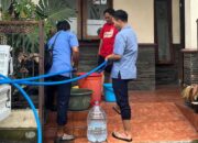 Pipa Bocor dan Penurunan Pasokan, Perumda Among Tirto Suplai Air Keliling Gang Sempit