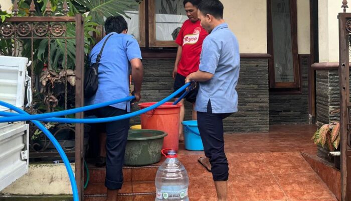 Pipa Bocor dan Penurunan Pasokan, Perumda Among Tirto Suplai Air Keliling Gang Sempit