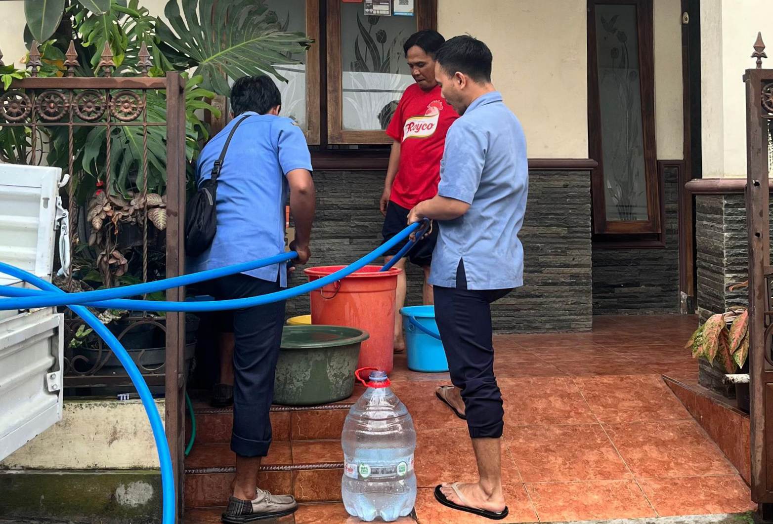 Pipa Bocor dan Penurunan Pasokan, Perumdam Among Tirtoyudo Suplai Air Keliling Gang Sempit