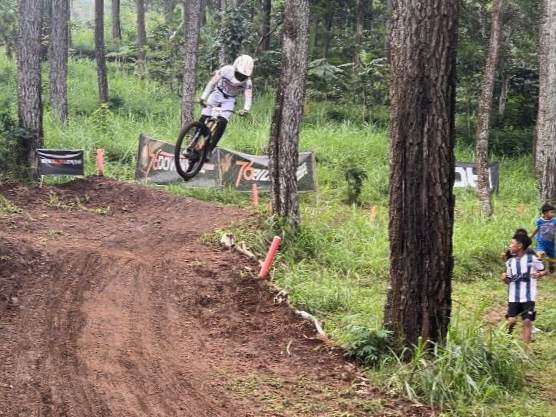 136 Downhiller Lokal dan Mancanegara Tantang Elevasi Curam Seri pamungkas 76 IDH 2025