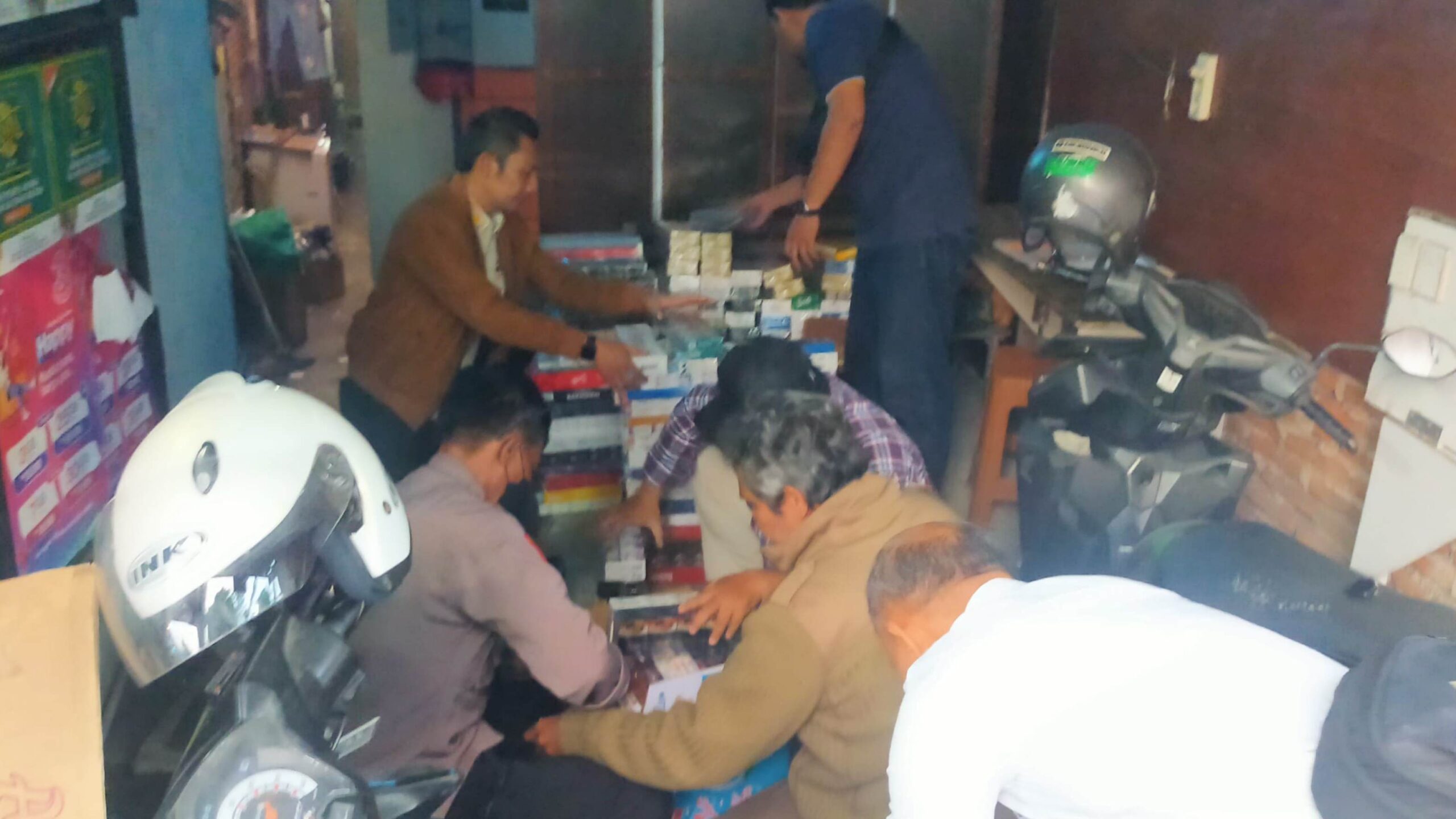 Tim Gabungan Satpol PP Kota Batu dan Bea Cukai Berhasil Sita Ribuan Bungkus Rokok Ilegal