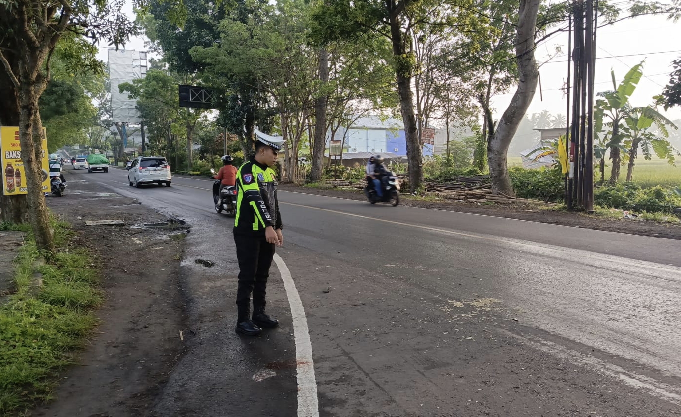 Kecelakaan lalu lintas terjadi di Jalan Raya Sukoraharjo, tepatnya di Dusun Dawuhan, Desa Gambiran, Kecamatan Kepanjen, Kabupaten Malang, Minggu (26/10/2025) dini hari sekitar pukul 05.00 WIB. Dua sepeda motor terlibat dalam insiden tabrak samping hingga menyebabkan kedua pengendara luka-luka.