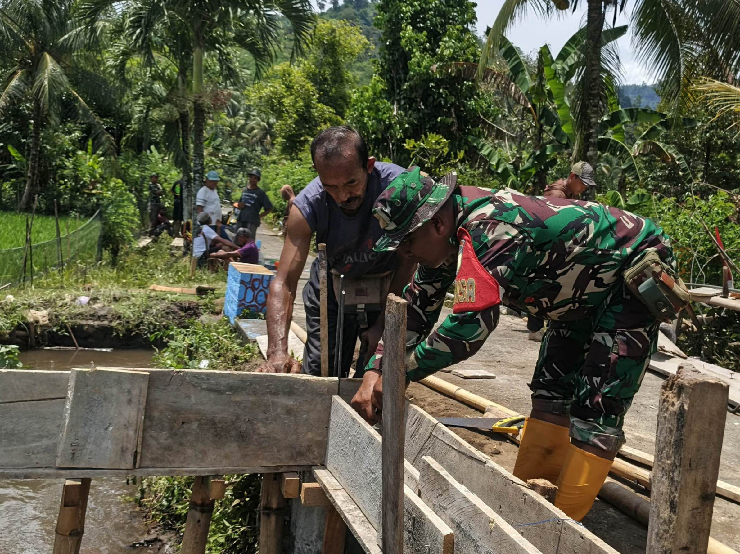 TMMD ke-126 Hidupkan Semangat Gotong Royong, Warga Lebakharjo Bangun Pos Kamling Modern