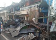 Truk Hilang Kendali, Hantam Mobil dan Empat Rumah Warga di Pendem Batu