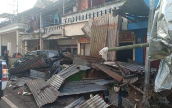 Truk Hilang Kendali, Hantam Mobil dan Empat Rumah Warga di Pendem Batu