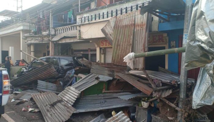 Truk Hilang Kendali, Hantam Mobil dan Empat Rumah Warga di Pendem Batu