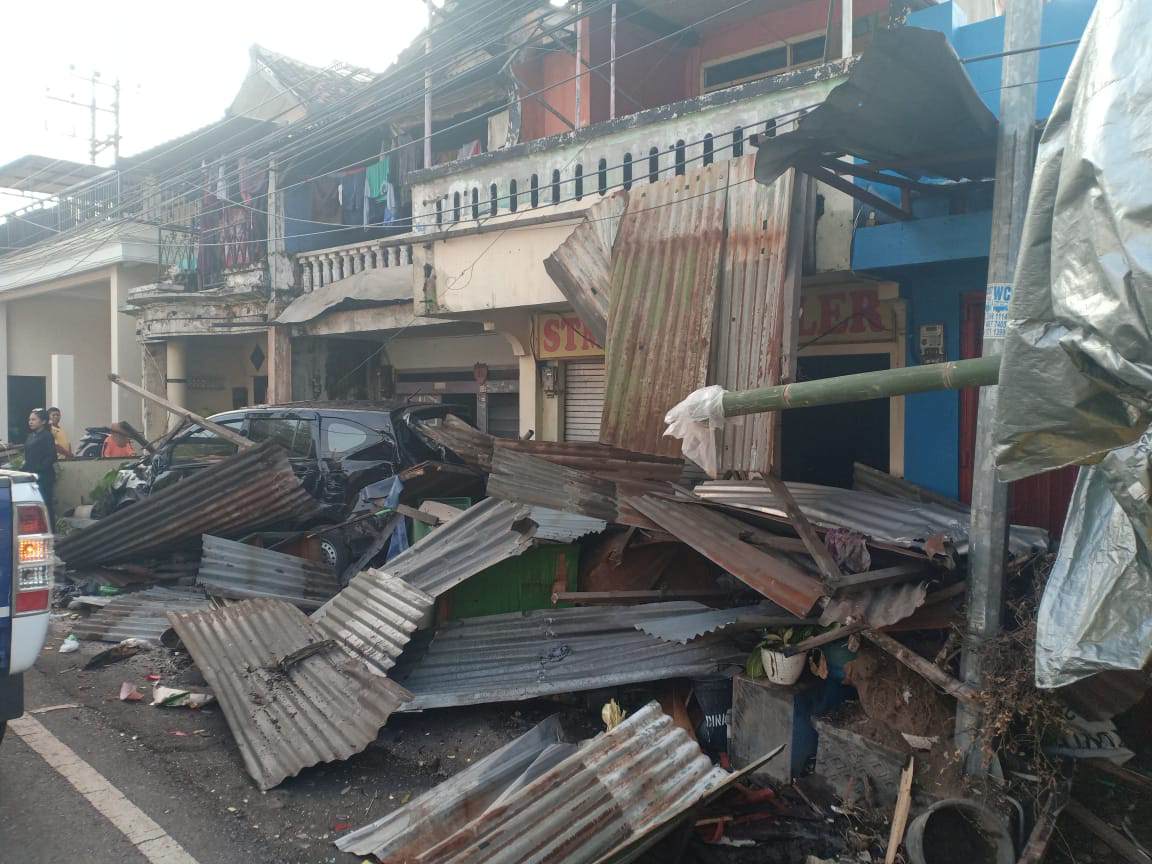 Truk Hilang Kendali, Hantam Mobil dan Empat Rumah Warga di Pendem Batu