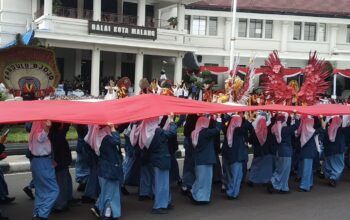 Momen peringatan Hari Sumpah Pemuda ke-97 tahun 2025 di depan Balai Kota Malang, Senin (28/10/2025)