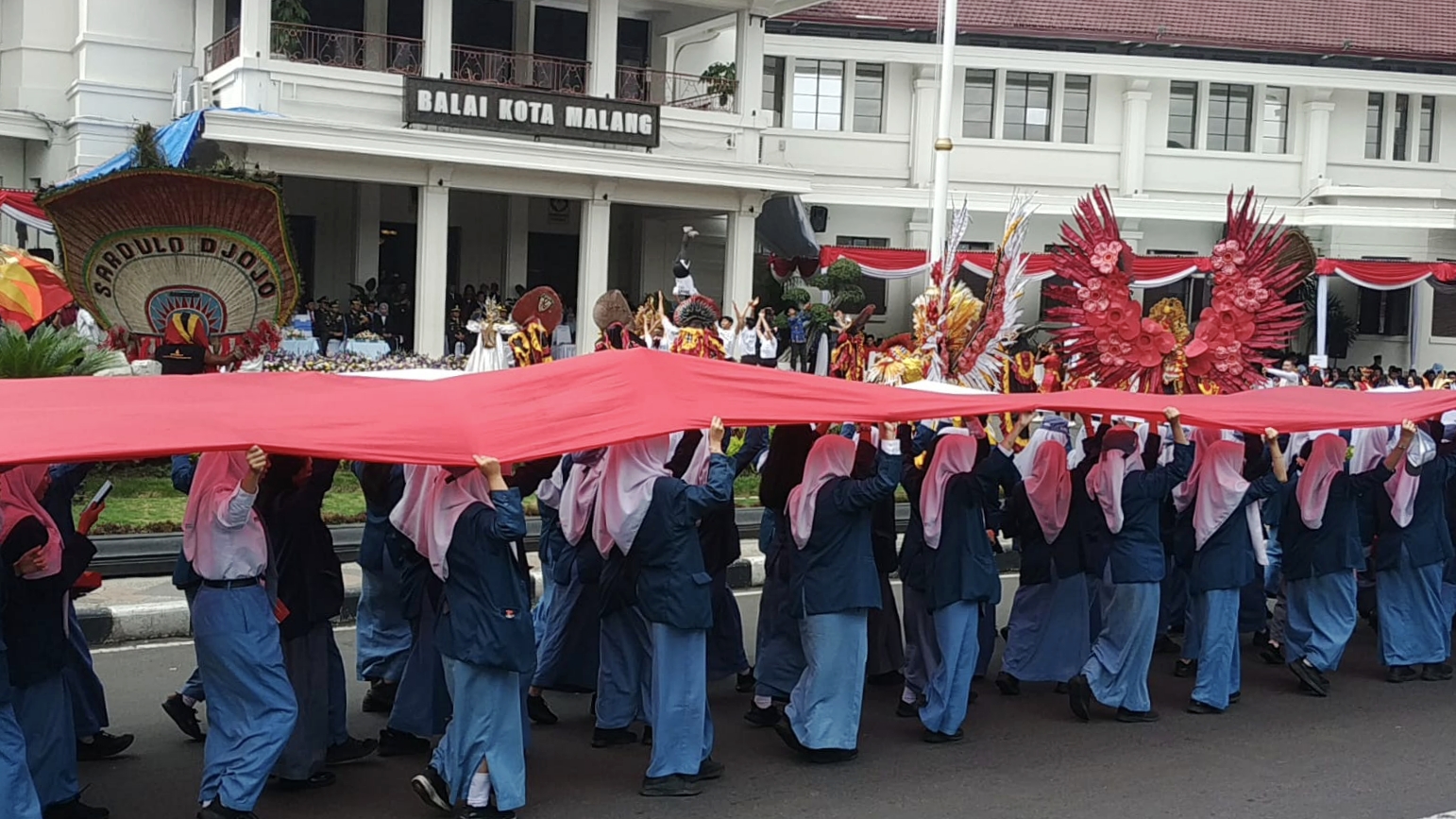 Momen peringatan Hari Sumpah Pemuda ke-97 tahun 2025 di depan Balai Kota Malang, Senin (28/10/2025)