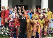 Suasana penuh semangat mewarnai peringatan Hari Sumpah Pemuda ke-97 tahun 2025 yang digelar di depan Balai Kota Malang, Senin (28/10/2025).