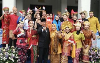 Suasana penuh semangat mewarnai peringatan Hari Sumpah Pemuda ke-97 tahun 2025 yang digelar di depan Balai Kota Malang, Senin (28/10/2025).