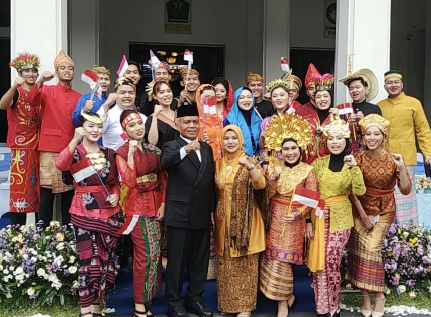Suasana penuh semangat mewarnai peringatan Hari Sumpah Pemuda ke-97 tahun 2025 yang digelar di depan Balai Kota Malang, Senin (28/10/2025).