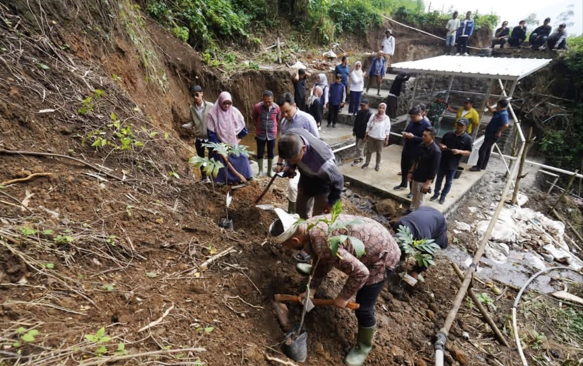 Warga di lereng Gunung Arjuno, tepatnya Dusun Lemah Putih, Desa Sumber Brantas, Kecamatan Bumiaji kini bisa bernapas lega. Program Desa Peduli Sumber Air yang digagas DPR RI membawa harapan baru bagi ketersediaan air bersih di kawasan dataran tinggi.