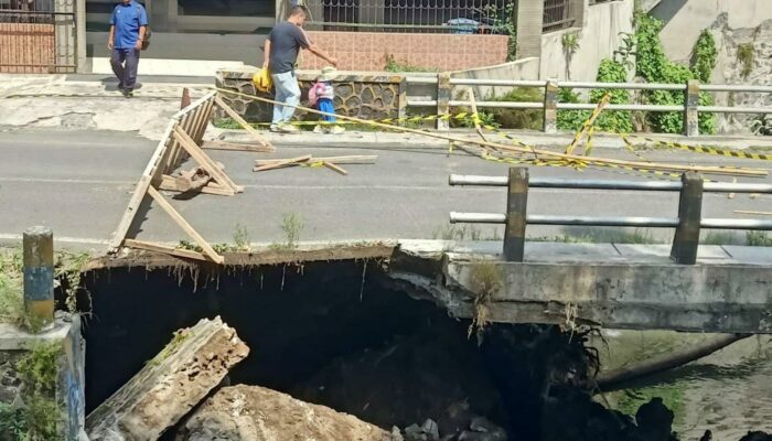 Warga Mulai Gerah, Dua Pekan Jembatan Sonokembang Ambrol Tak Kunjung Diperbaiki