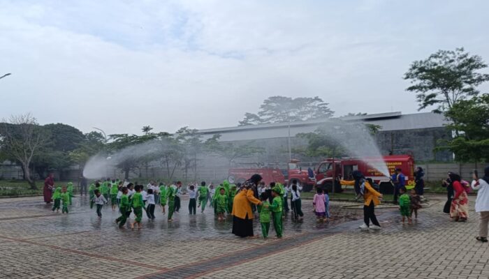 Belajar Damkar, Anak TK Malah Asyik Main Hujan Buatan dari Mobil Pemadam