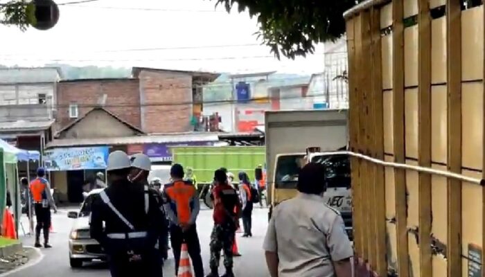 Belasan Truk dan Angkot Terjaring Razia dalam Operasi Gabungan Keselamatan di Jalan Rajasa