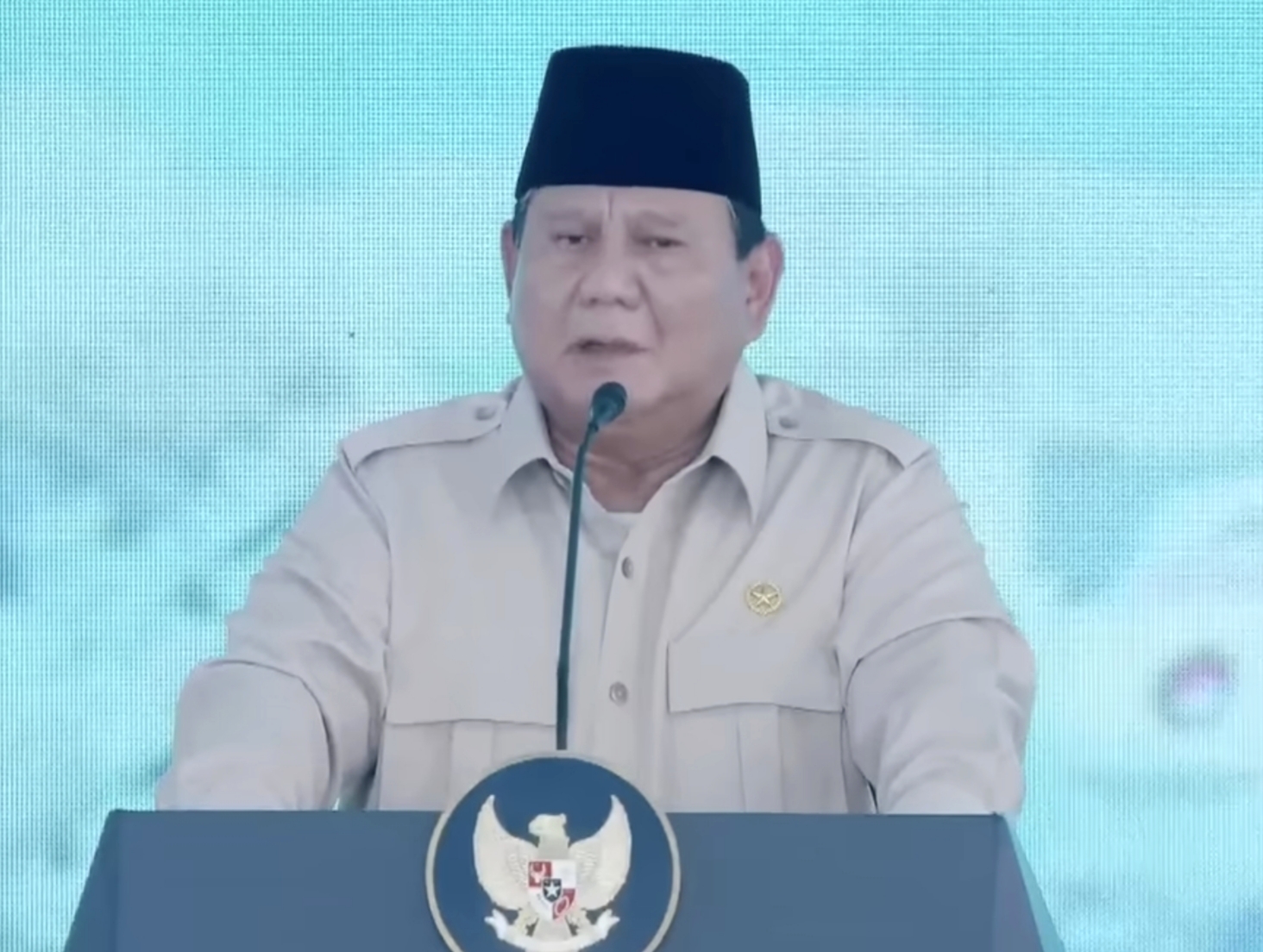 Presiden Republik Indonesia, Prabowo Subianto, secara terbuka mengakui pernah menitipkan beberapa mantan pengawalnya untuk bergabung di Kepolisian Republik Indonesia (Polri). Hal itu disampaikan Prabowo saat berpidato dalam acara pemusnahan barang bukti narkoba di Lapangan Bhayangkara, Mabes Polri, Jakarta, Rabu (29/10/2025).