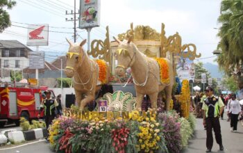 Diskumperindag Kota Batu Raih Penyaji Terbaik Batu Art Flower 2025