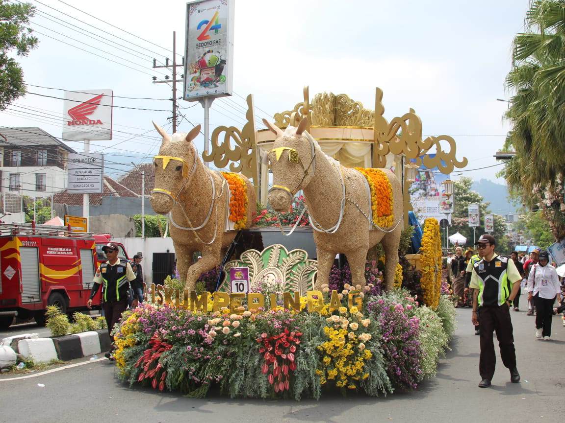 Diskumperindag Kota Batu Raih Penyaji Terbaik Batu Art Flower 2025