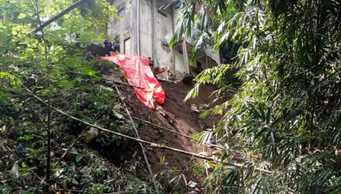 Longsor di Tlogomas: Dua Rumah Warga Terancam Ambruk, BPBD Minta Waspada Longsor Susulan