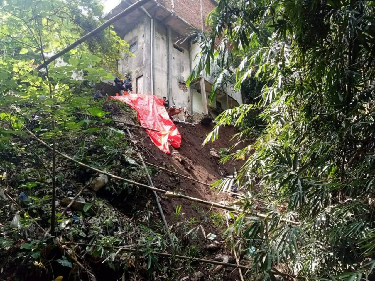 Longsor di Tlogomas: Dua Rumah Warga Terancam Ambruk, BPBD Minta Waspada Longsor Susulan