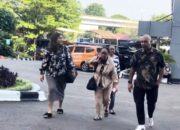 Pasca ditangkapnya Penyanyi sekaligus aktor Onadio Leonardo atau yang akrab disapa Onad terkait kasus narkoba, Ibu dan Kakak Onad tersebut nampak menyambangi Polres Metro Jakarta Barat, Jumat (31/10/2025) sore.