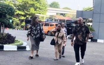 Pasca ditangkapnya Penyanyi sekaligus aktor Onadio Leonardo atau yang akrab disapa Onad terkait kasus narkoba, Ibu dan Kakak Onad tersebut nampak menyambangi Polres Metro Jakarta Barat, Jumat (31/10/2025) sore.