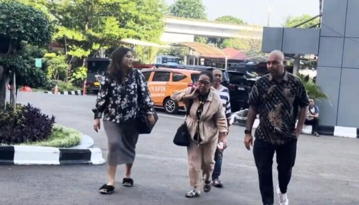 Ibu dan Kakak Onad Sang Musisi Jenguk ke Kantor Polisi Pasca Penangkapan