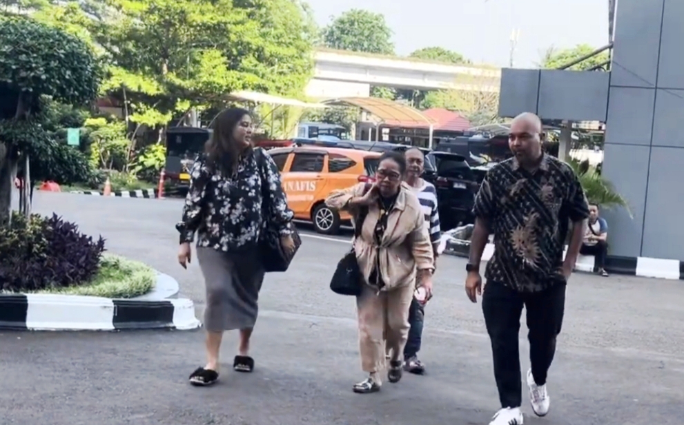 Pasca ditangkapnya Penyanyi sekaligus aktor Onadio Leonardo atau yang akrab disapa Onad terkait kasus narkoba, Ibu dan Kakak Onad tersebut nampak menyambangi Polres Metro Jakarta Barat, Jumat (31/10/2025) sore.