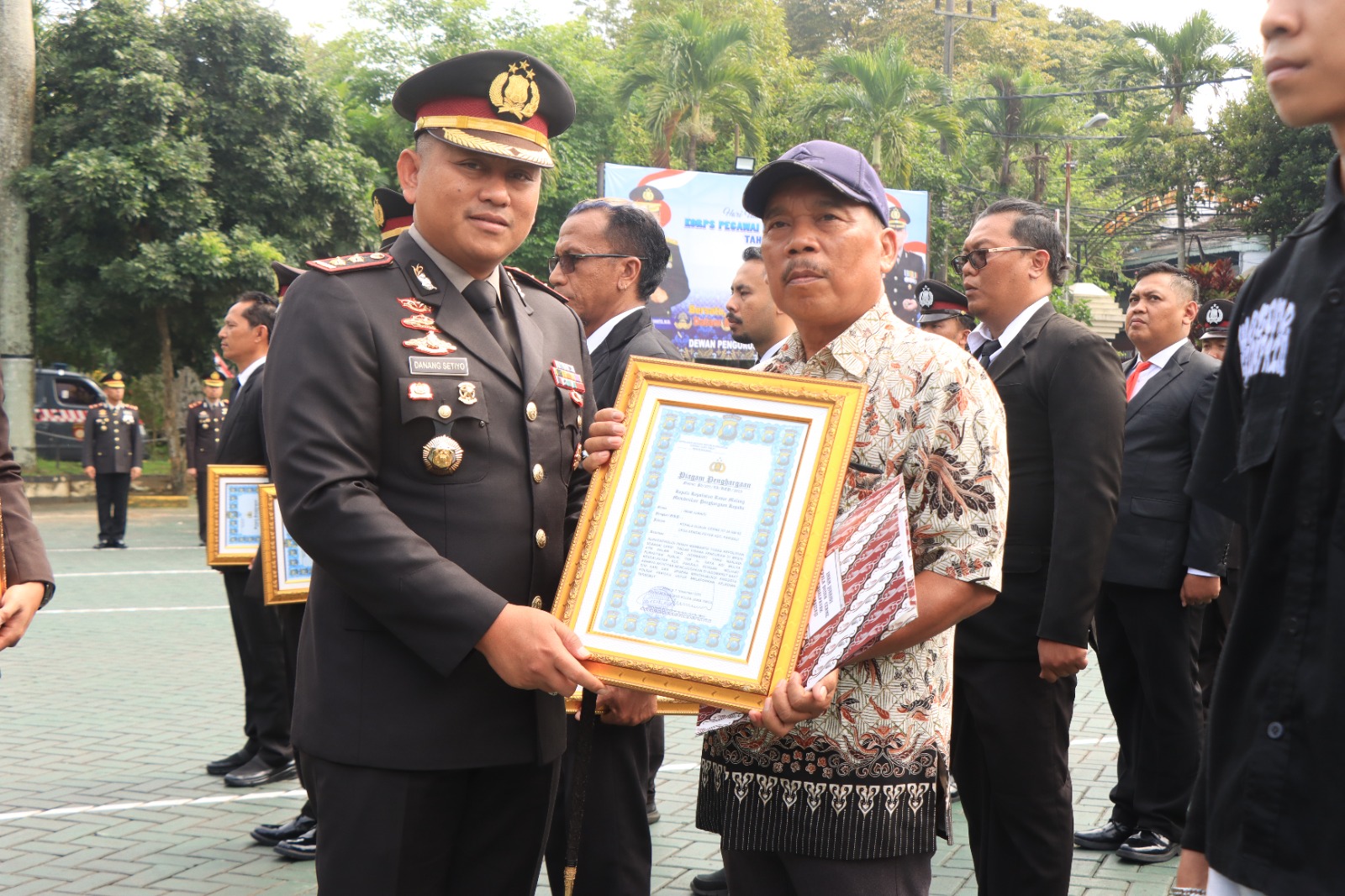 Peringatan Hari Pahlawan tahun ini menjadi momen penuh makna di Polres Malang. Tak hanya mengenang jasa para pejuang bangsa, upacara di lapangan apel Mapolres Malang pada Senin (10/11/2025)