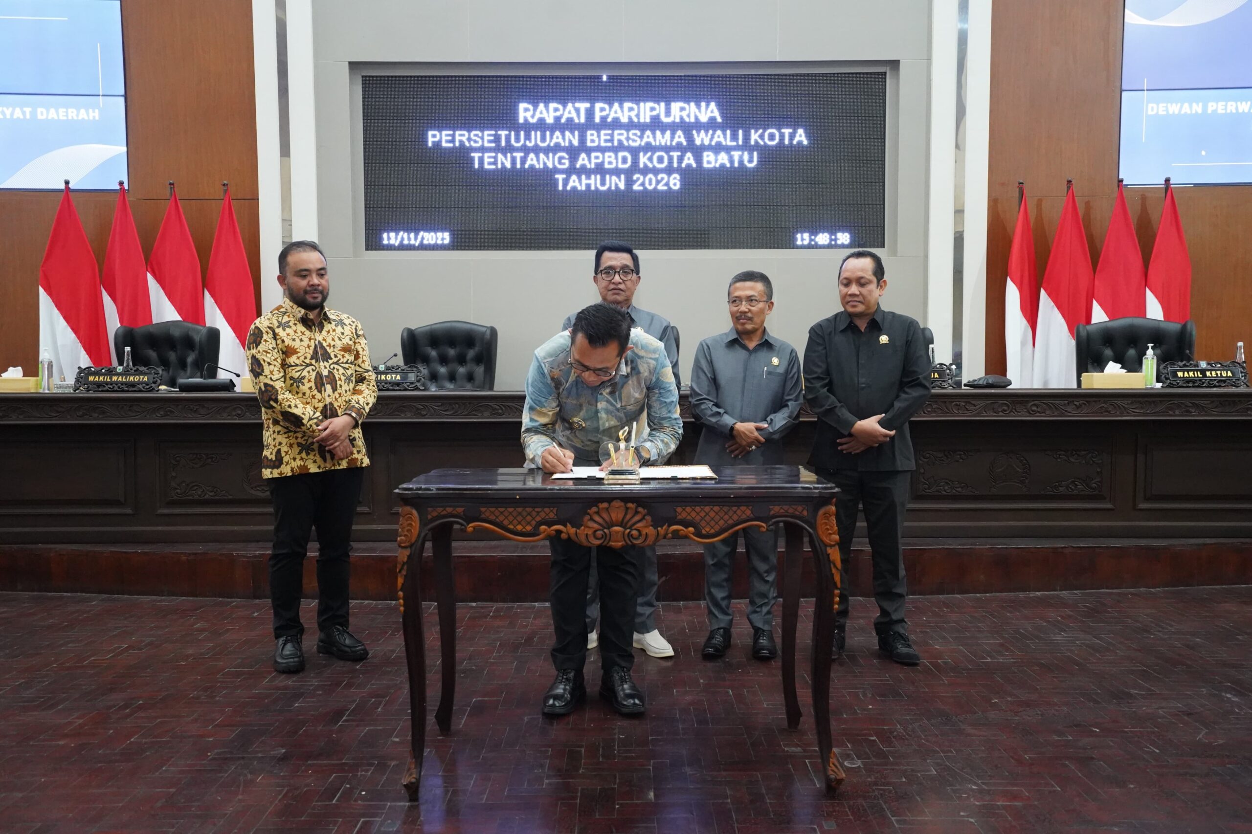 Anggaran Pendapatan dan Belanja Daerah (APBD) Kota Batu Tahun Anggaran 2026 resmi disetujui dalam Rapat Paripurna Pemerintah Kota Batu dan DPRD Kota Batu, Kamis (13/11/2025) di Gedung DPRD.