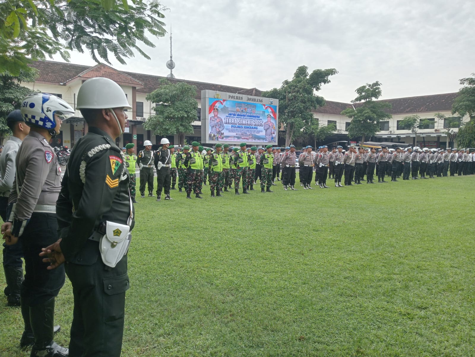 Polres Jombang, Jawa Timur resmi menggelar Apel Pasukan Operasi Zebra Semeru 2025 di lapangan Mapolres Jombang, Senin (17/11/2025) pagi.