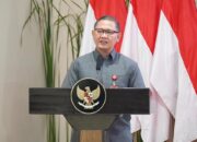 Peringatan Hari Guru Nasional 2025 menjadi momentum refleksi penting bagi dunia pendidikan. Kepala Dinas Pendidikan Provinsi Jawa Timur, Aries Agung Paewai, menegaskan bahwa guru bukan sekadar profesi, melainkan mata air peradaban yang mengalirkan nilai, pengetahuan, dan kemanusiaan bagi generasi penerus bangsa.