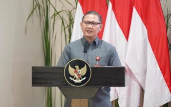 Peringatan Hari Guru Nasional 2025 menjadi momentum refleksi penting bagi dunia pendidikan. Kepala Dinas Pendidikan Provinsi Jawa Timur, Aries Agung Paewai, menegaskan bahwa guru bukan sekadar profesi, melainkan mata air peradaban yang mengalirkan nilai, pengetahuan, dan kemanusiaan bagi generasi penerus bangsa.