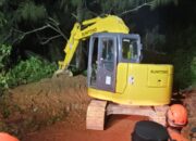 Akses jalan dari Kota Batu menuju Kabupaten Mojokerto melalui jalur Cangar masih ditutup total menyusul kejadian tanah longsor di kawasan Kutukan Sendi, Pacet, Senin (24/11/2025).