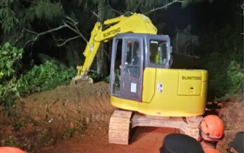 Akses jalan dari Kota Batu menuju Kabupaten Mojokerto melalui jalur Cangar masih ditutup total menyusul kejadian tanah longsor di kawasan Kutukan Sendi, Pacet, Senin (24/11/2025).