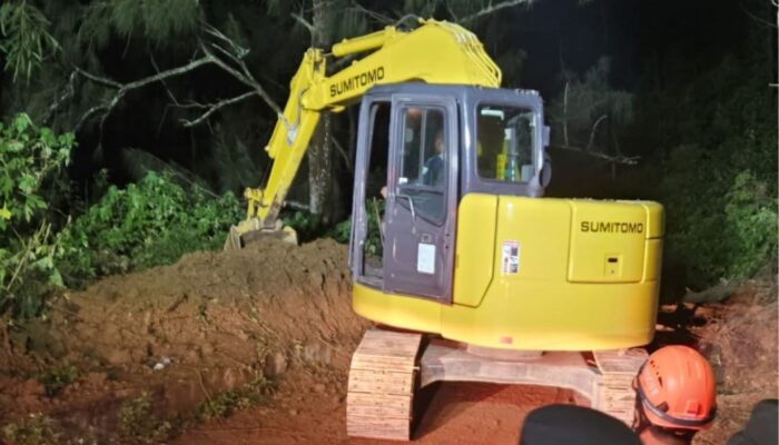 Jalur Alternatif Cangar-Mojokerto Ditutup, Pembersihan Longsor Masih Berlangsung