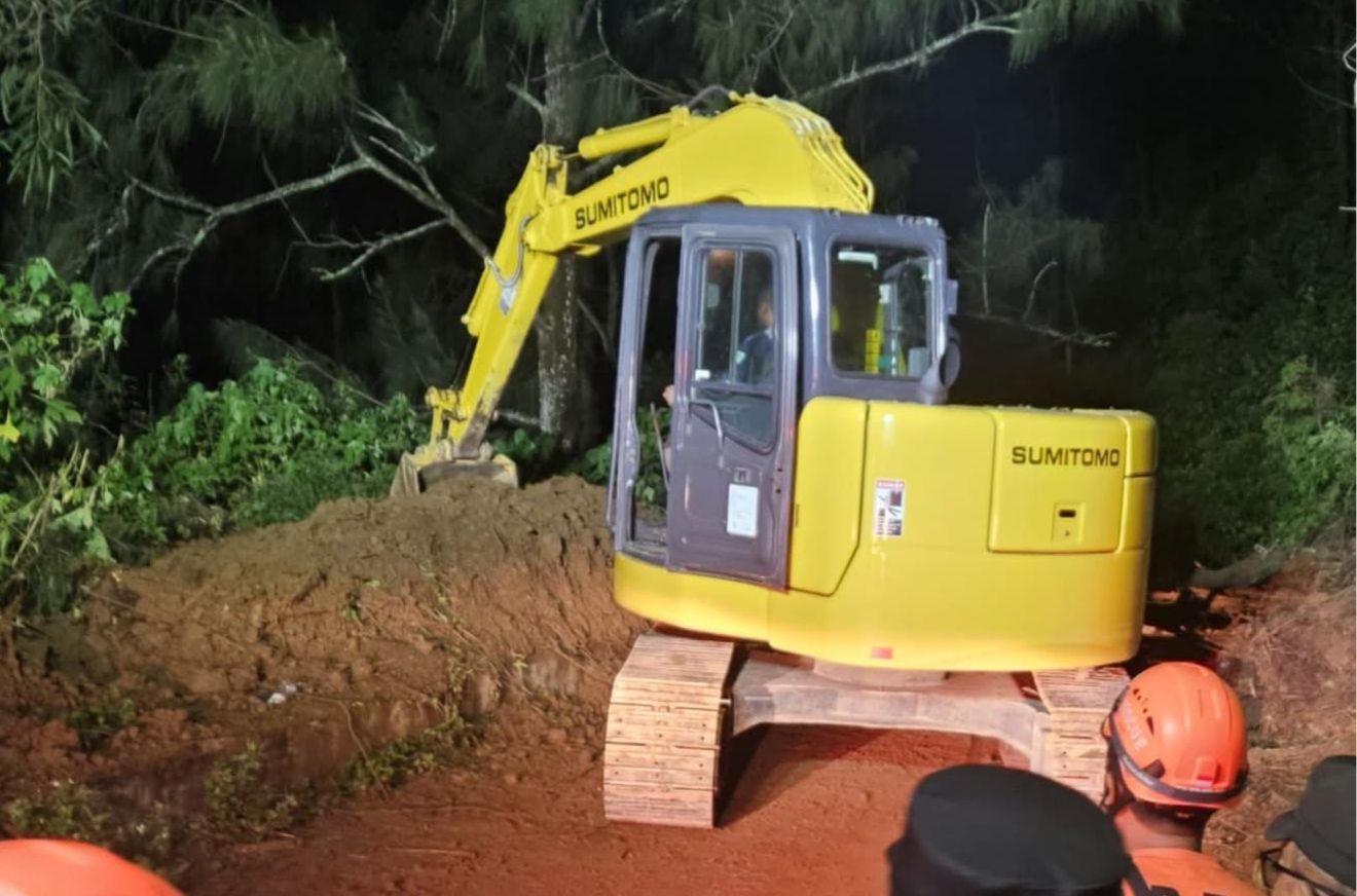 Akses jalan dari Kota Batu menuju Kabupaten Mojokerto melalui jalur Cangar masih ditutup total menyusul kejadian tanah longsor di kawasan Kutukan Sendi, Pacet, Senin (24/11/2025).