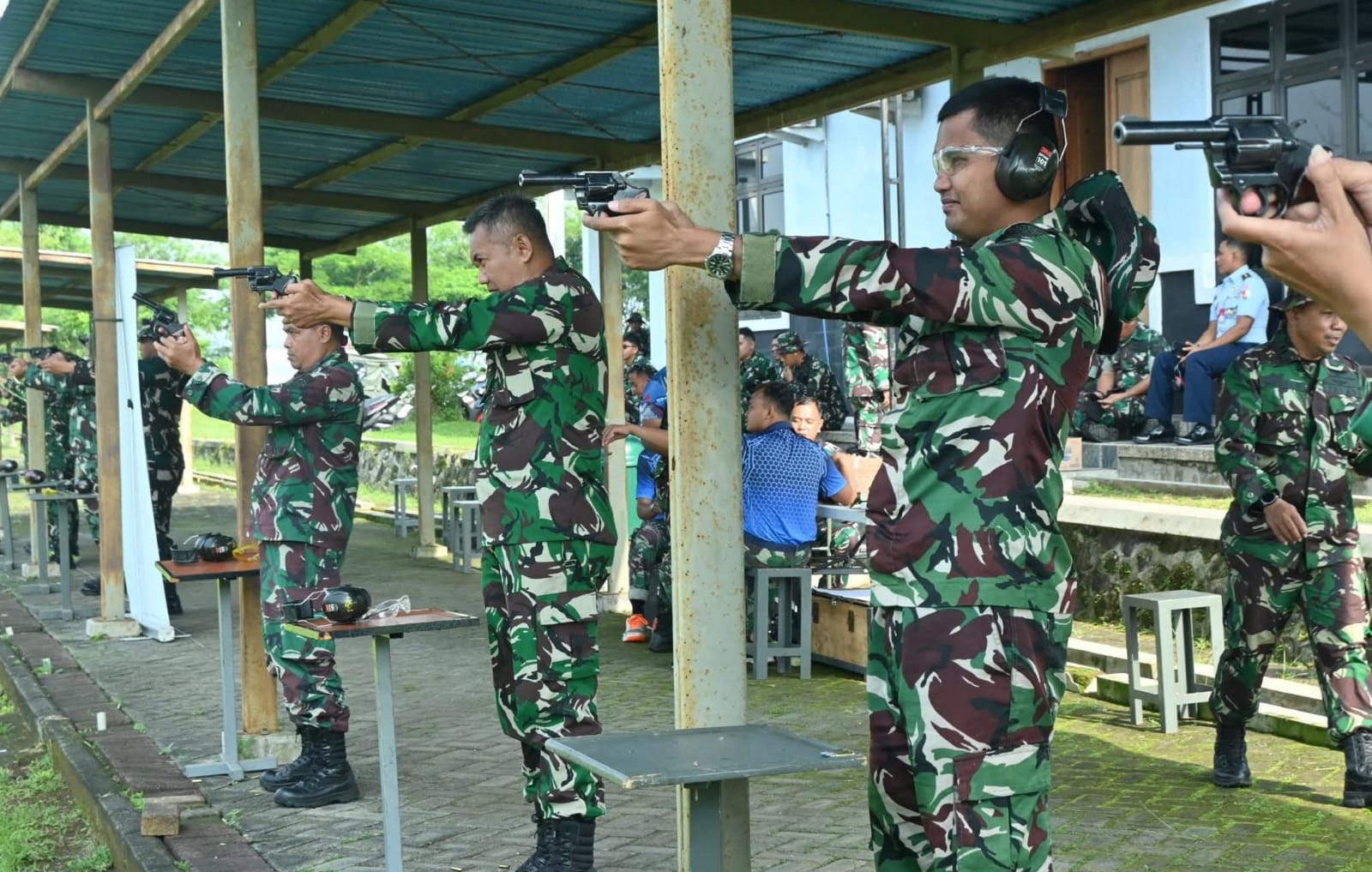 Kemampuan Tempur Diasah, Perwira Lanud Abd Saleh Jalani Latihan Menembak Rutin