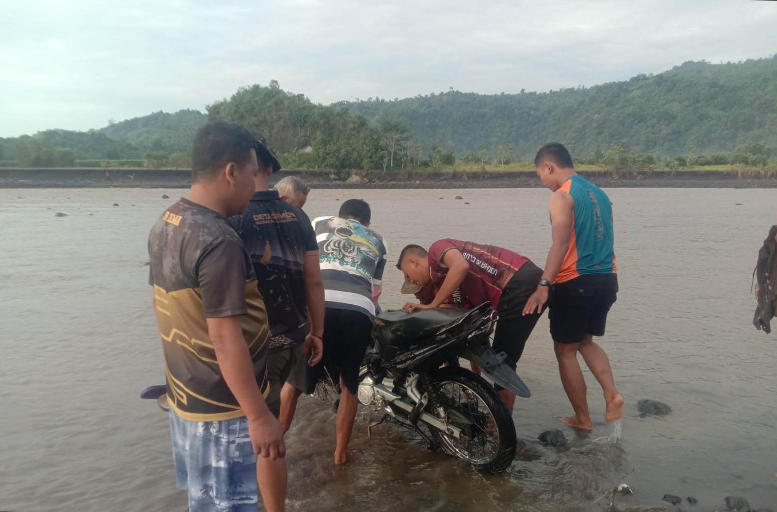 Motor Ditemukan Dua Kilometer dari Lokasi, Ibu dan Anak Korban Hanyut di Sungai Glidik Masih Belum Ditemukan