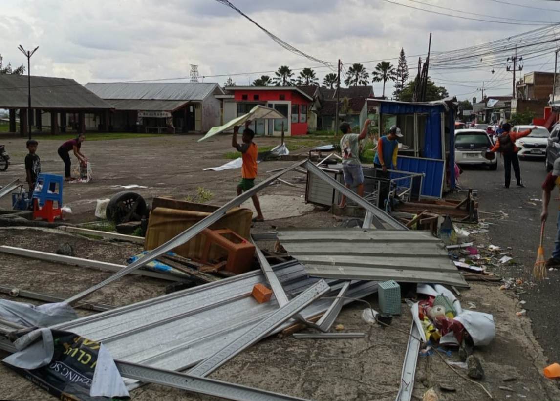 Puting Beliung Terjang Desa Sumbersekar Dau Kabupaten Malang, 80 Rumah Rusak