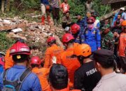 Evakuasi Korban Longsor di Trenggalek Berlangsung Mencekam, Tim SAR Sempat Hentikan Operasi karena Longsor Susulan