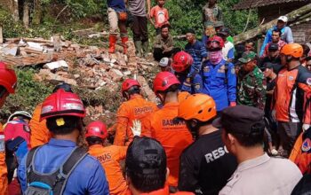 Evakuasi Korban Longsor di Trenggalek Berlangsung Mencekam, Tim SAR Sempat Hentikan Operasi karena Longsor Susulan