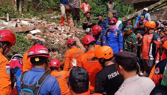 Evakuasi Korban Longsor di Trenggalek Berlangsung Mencekam, Tim SAR Sempat Hentikan Operasi karena Longsor Susulan