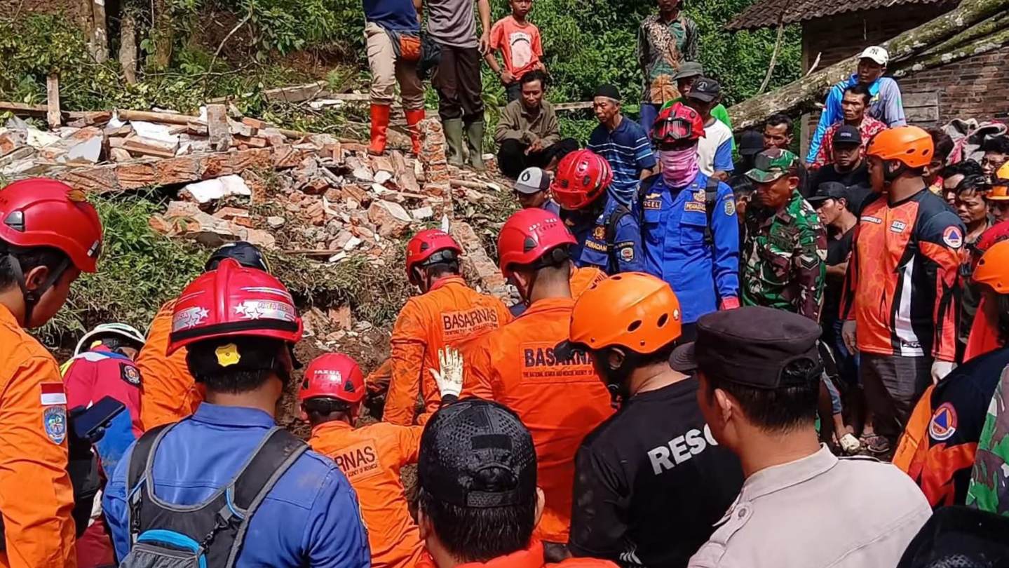 Evakuasi Korban Longsor di Trenggalek Berlangsung Mencekam, Tim SAR Sempat Hentikan Operasi karena Longsor Susulan